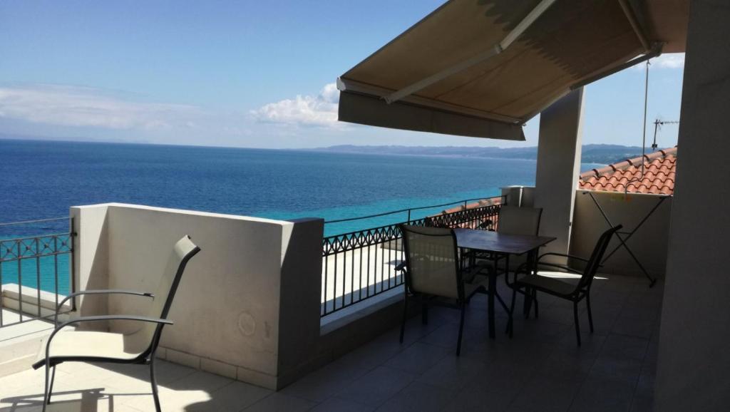 Zdjęcie z galerii obiektu Ioanna - Panoramic Sea View Apartment w Áfitos
