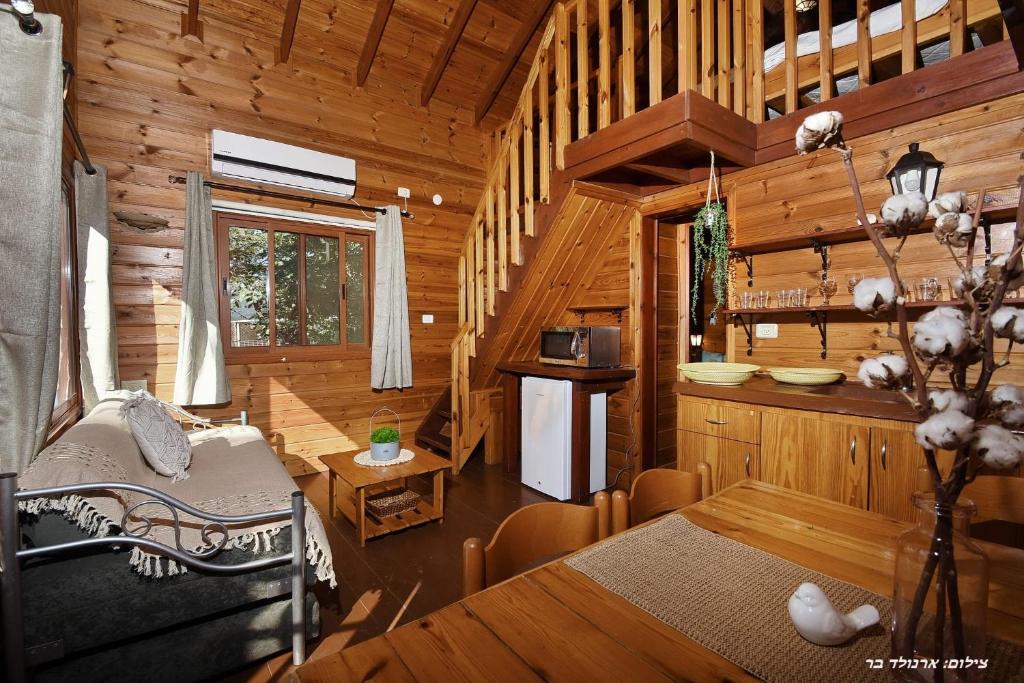 בקתה בתמרים - One-Bedroom Chalet And Gallery