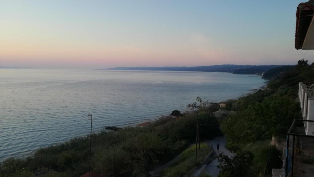 Zdjęcie z galerii obiektu Ioanna - Panoramic Sea View Apartment w Áfitos