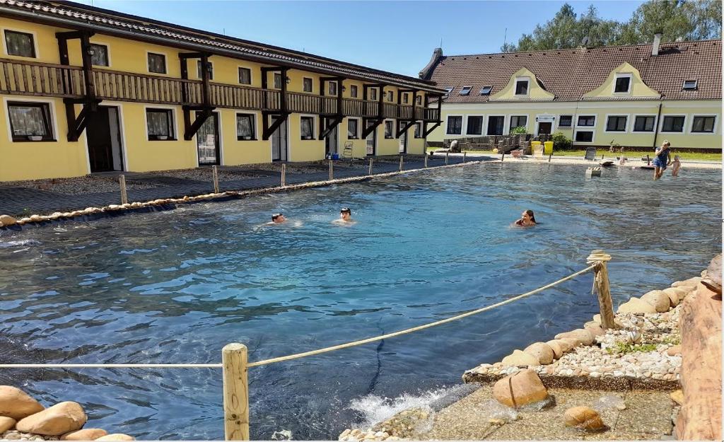 un grupo de personas nadando en una piscina en Blatský dvůr, en Veselí nad Lužnicí