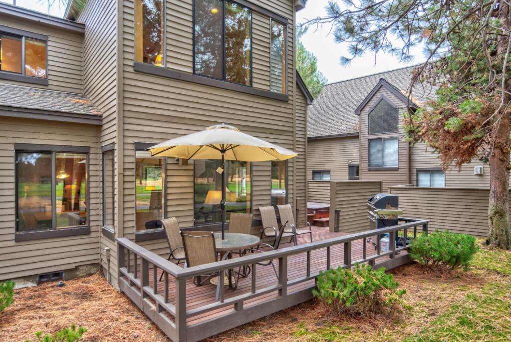サンリヴァーにあるEaglewood - Unit 8のデッキ(テーブル、傘付)