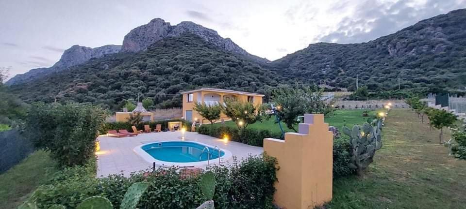 una casa con piscina frente a una montaña en Indipendente con PISCINA USO ESCLUSIVO Internet illimitato en Siniscola