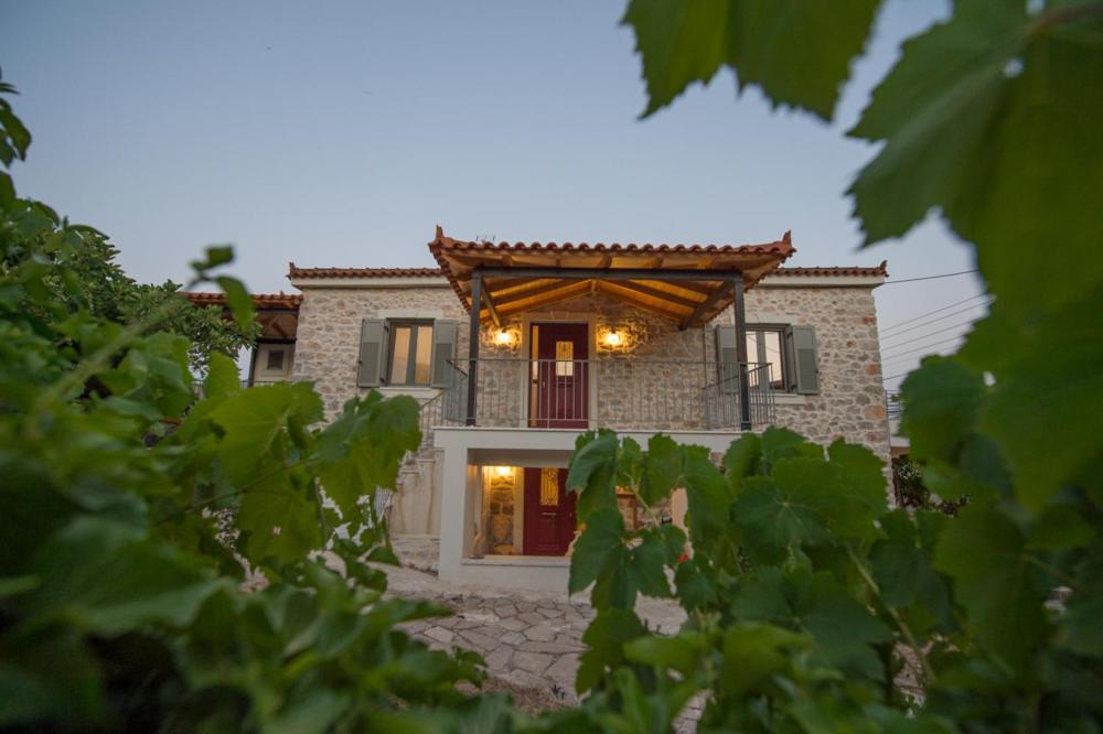 una gran casa de piedra con techo en Fotini's House II en Ligourio