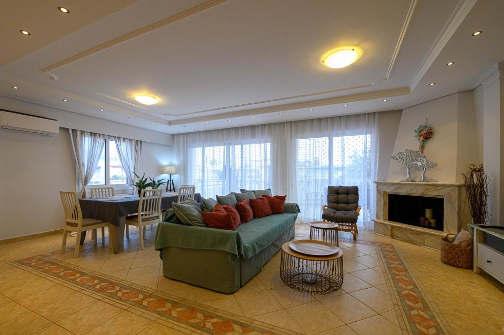 een grote woonkamer met een bank en een tafel bij Marine Luxury Apartment Kalamata in Kalamata