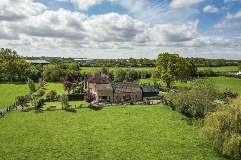 eine Luftansicht eines großen Hauses auf einem Feld in der Unterkunft Tockwith Lodge Barn in York