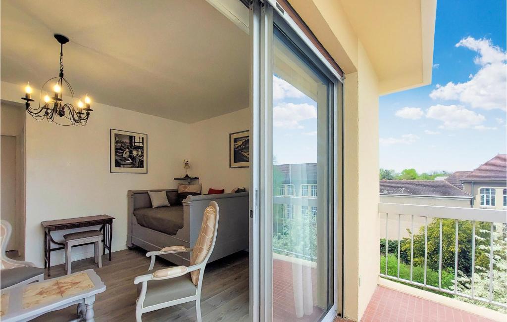sala de estar con una puerta corredera de cristal que da a un balcón en Amazing Apartment In Cosne-cours-sur-loire With Wifi, en Cosne-Cours-sur-Loire