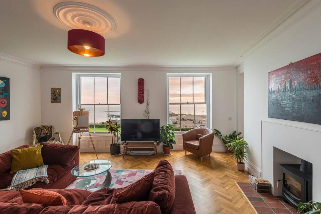 salon z kanapą i telewizorem w obiekcie Jane's View - Luxury apartment with breathtaking views w mieście Kent