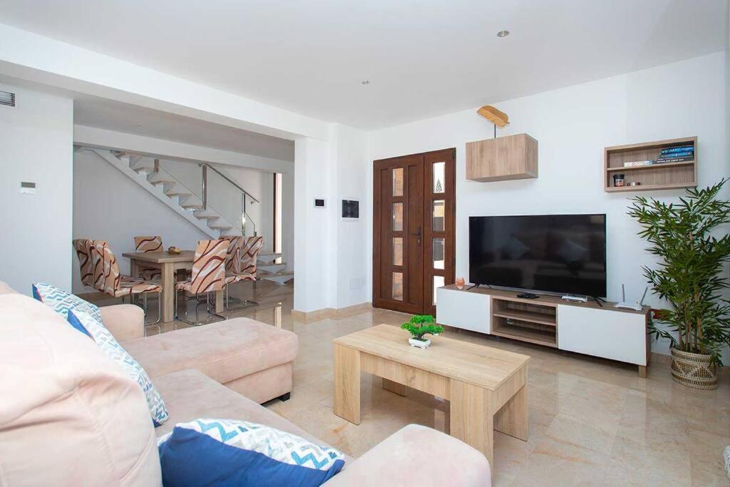 TV a/nebo společenská místnost v ubytování CH Villa Euphoria La Marquesa (Ciudad Quesada)