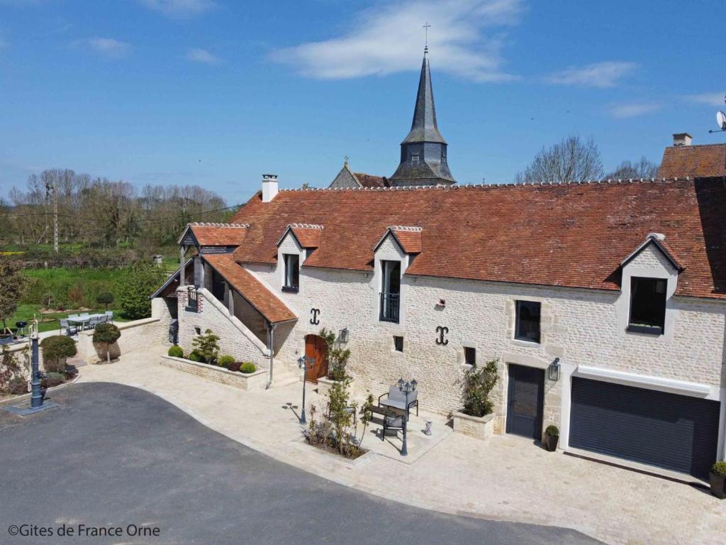 um grande edifício branco com um campanário da igreja em Gîte Occagnes, 3 pièces, 6 personnes - FR-1-497-181 