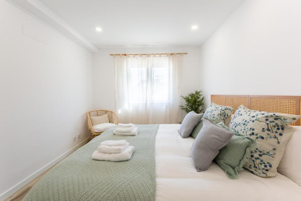 una camera da letto con un grande letto con cuscini di Nōhō house a Carrapateira