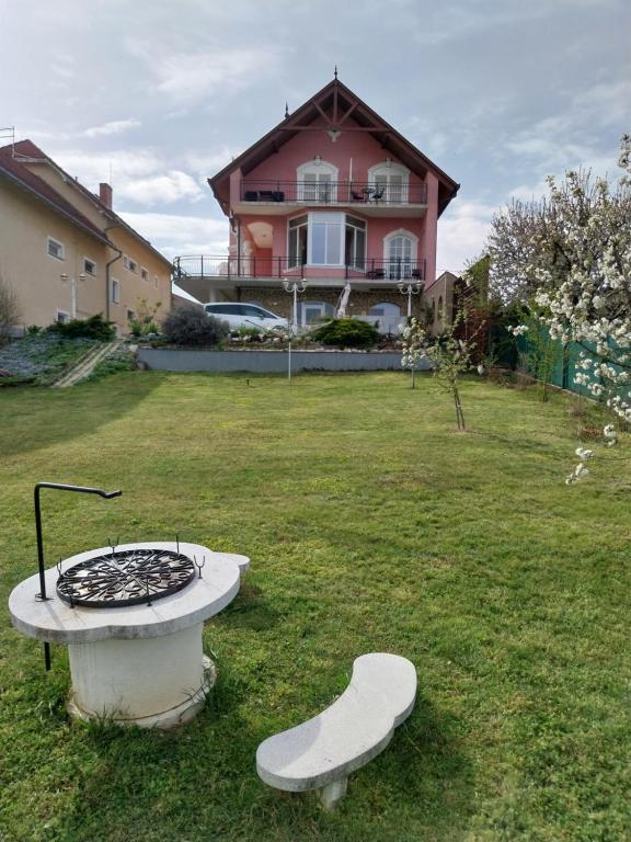 Vonkajšia záhrada v ubytovaní Manor Villa