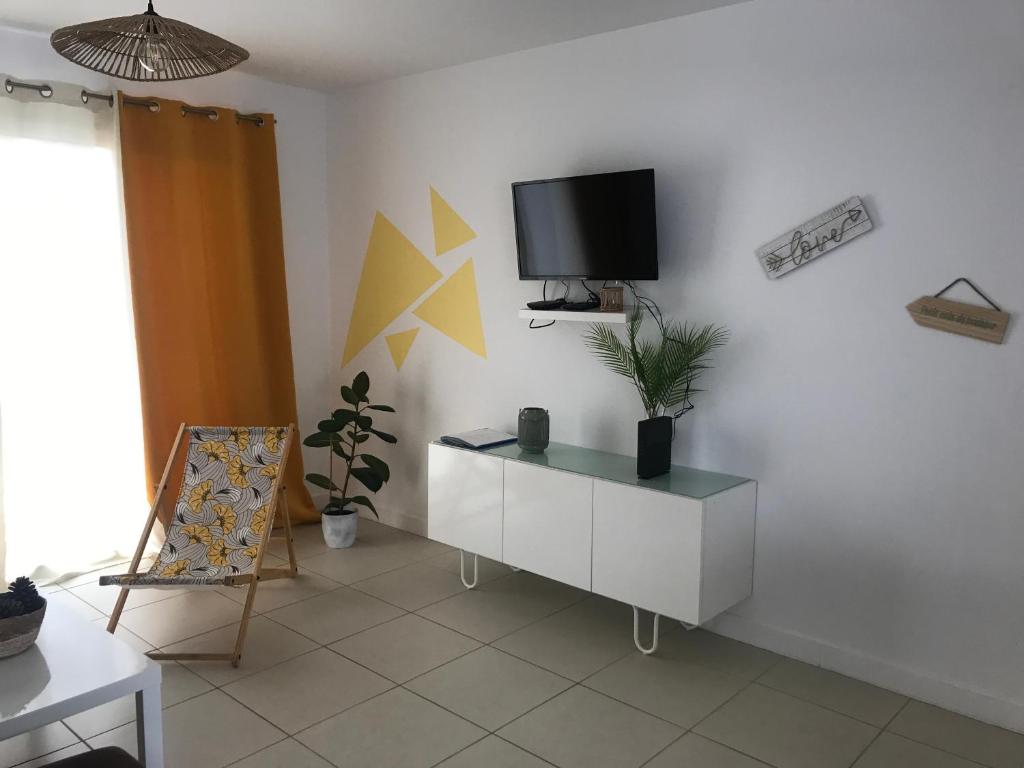 TV a/nebo společenská místnost v ubytování A 1km de la plage - Le Pin -