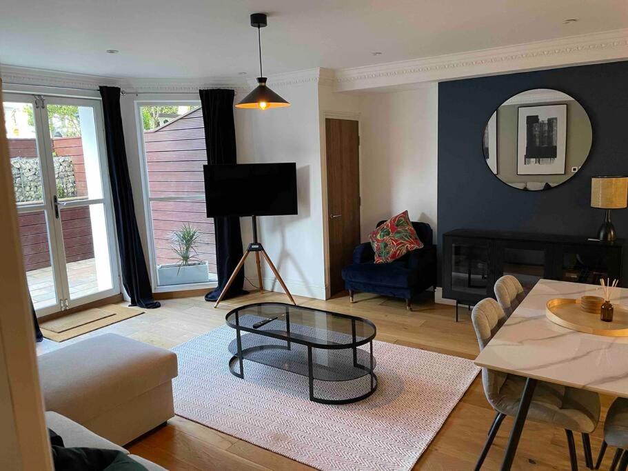 ein Wohnzimmer mit einem Sofa und einem Tisch in der Unterkunft Stunning apartment by The Leas, West End in Kent