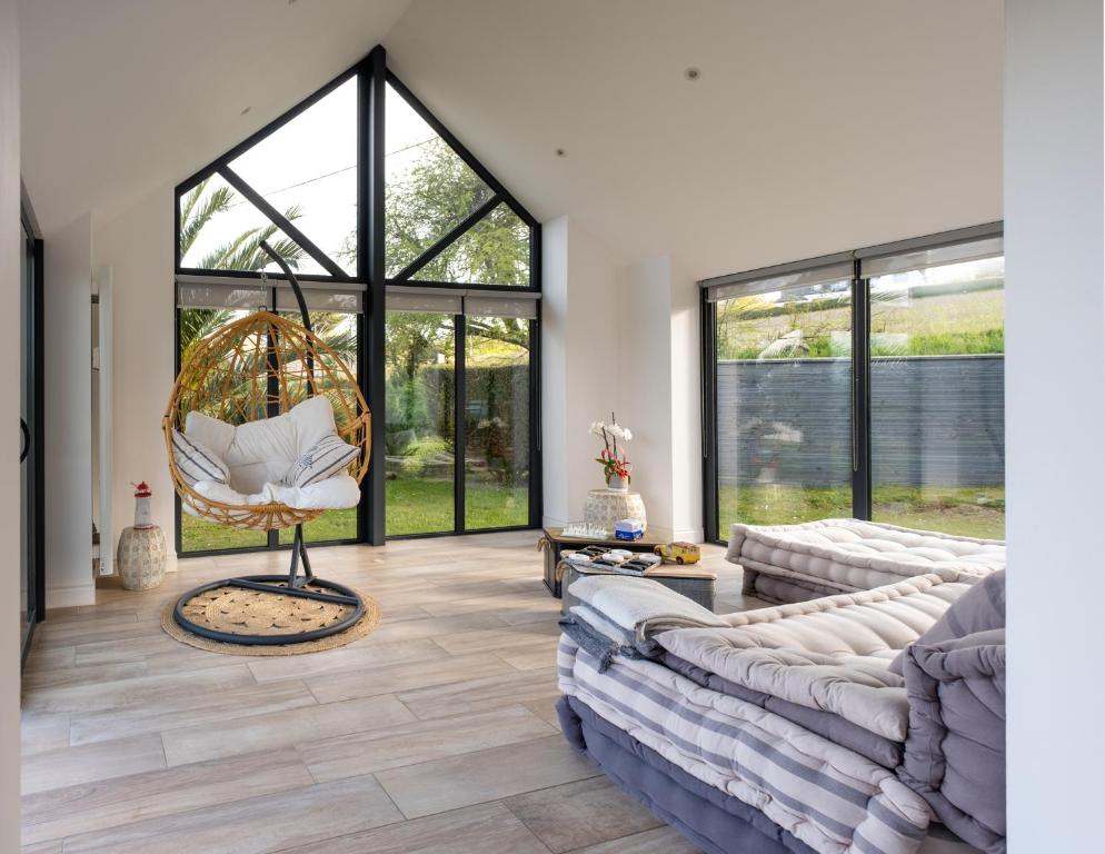 ロキレックにあるBelle villa à 150m de la plage.のソファと椅子のあるリビングルーム