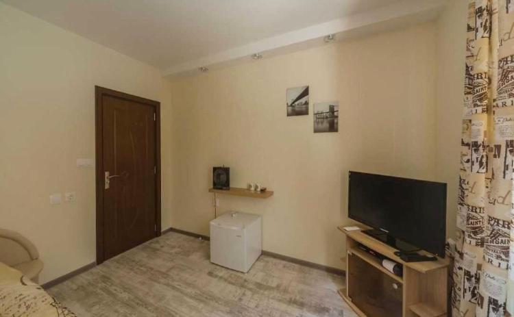 TV a/nebo společenská místnost v ubytování Victoria Hotel Rooms & Victoria Apartment Veliko Tarnovo