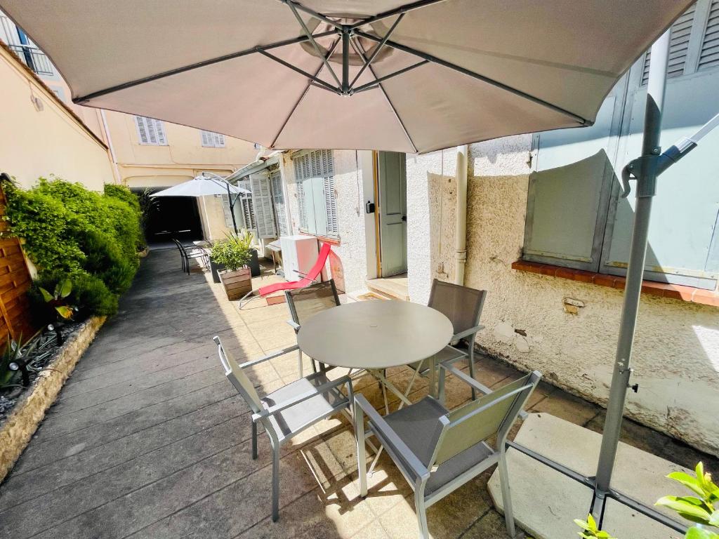Patio alebo iná vonkajšia časť ubytovania Maisonnette studio bas Suquet, 200m plages, 700m palais, au calme