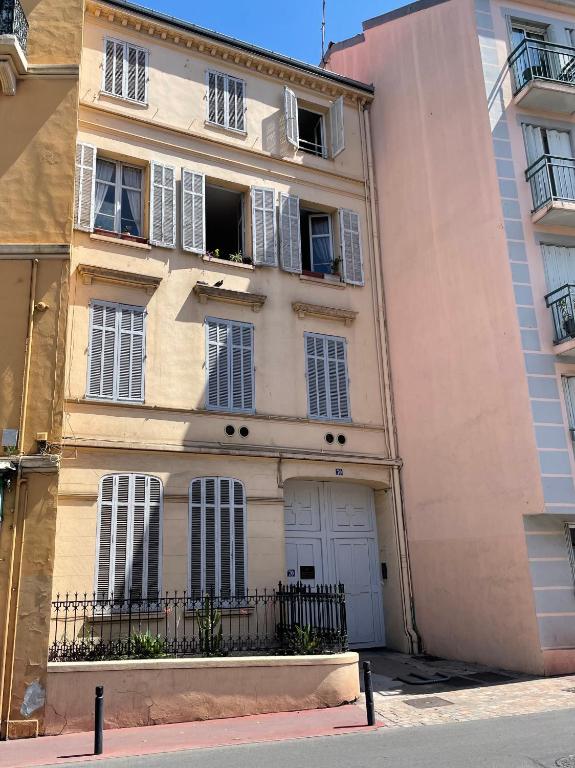 Budova, v ktorej sa apartmán nachádza