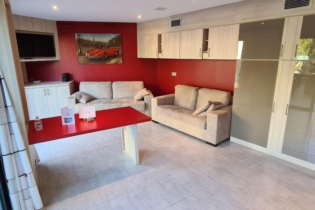 - un salon avec deux canapés et une table rouge dans l'établissement LA FAVORITE - Centre de Cassis - Climatisation, à Cassis