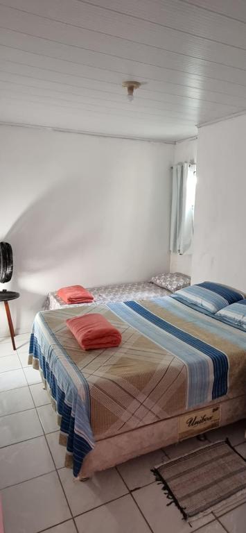 a bedroom with a large bed in a room at Quartos privativo frente mar com banheiro compartilhado in Maragogi