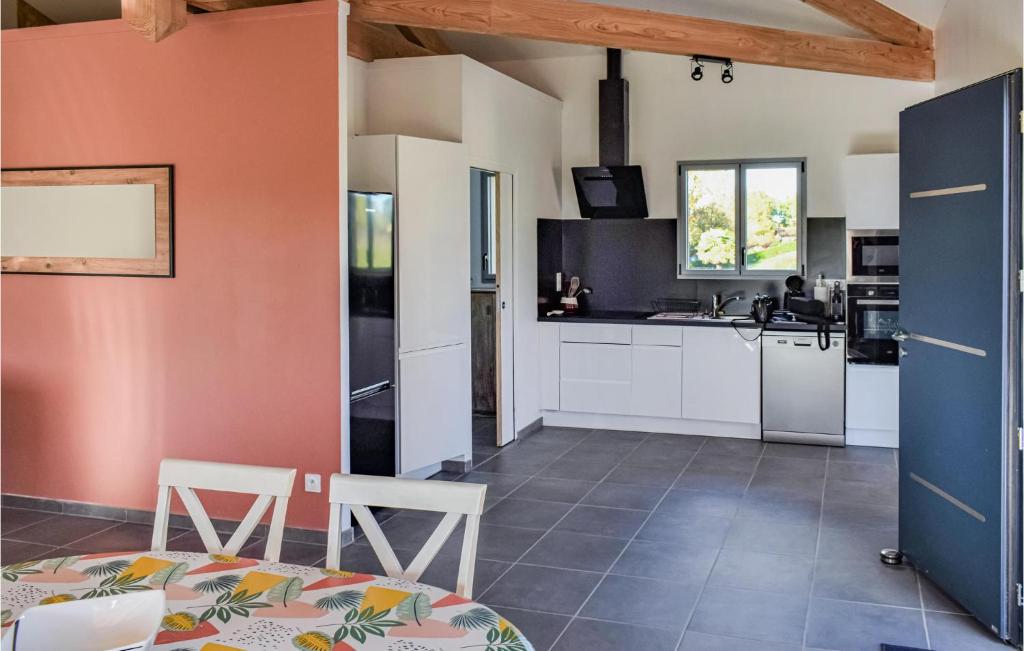 Kuchyňa alebo kuchynka v ubytovaní Nice Home In Galan With Kitchenette