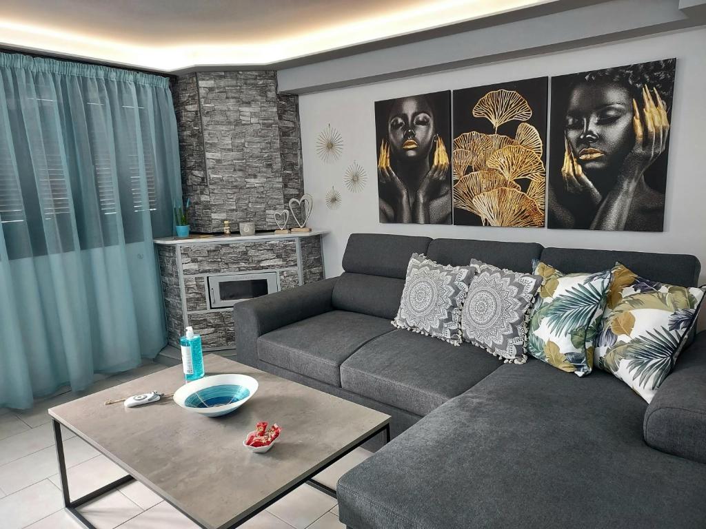 un soggiorno con divano e tavolo di Anastasia's apartment with yard ad Atene