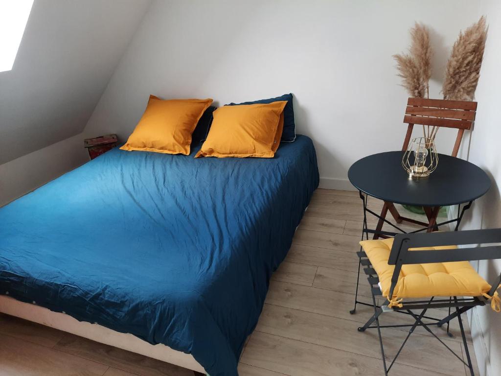 1 dormitorio con 1 cama, 1 mesa y 1 silla en Breizh Horizon, en Tréméven