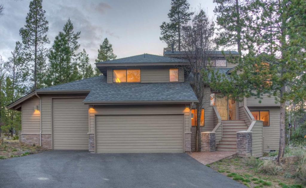 una casa con un garaje delante en Vine Maple - Unit 30, en Sunriver
