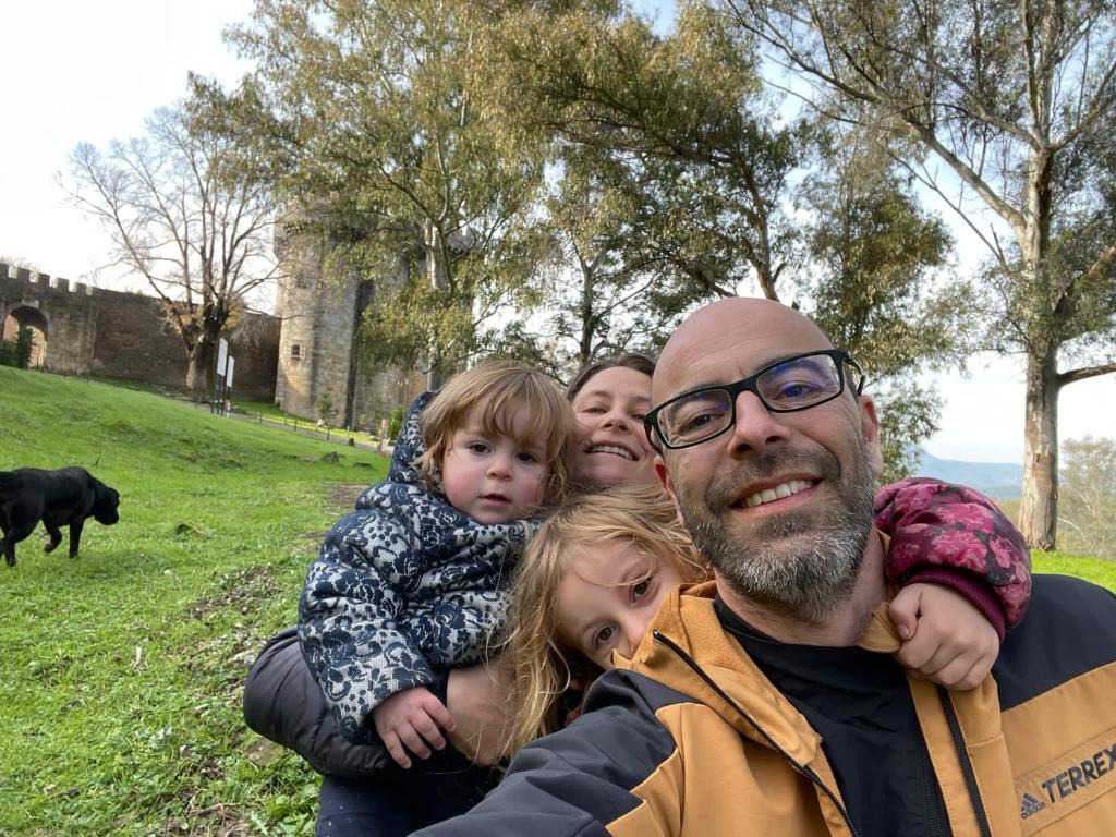 een man met twee vrouwen en een klein meisje bij H.ö.H in Porto