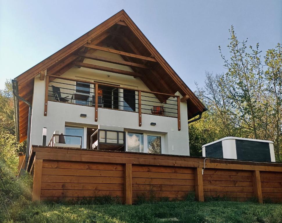 uma casa com telhado de palha em Hillside Nagymaros em Nagymaros