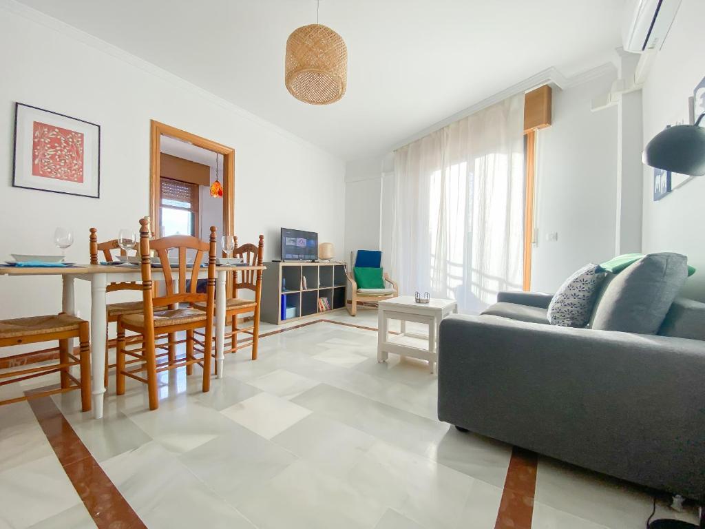 una sala de estar con un sofá y una mesa en Casa Azul - San Luis de Sabinillas, en San Luis de Sabinillas