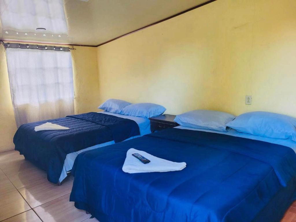 Postel nebo postele na pokoji v ubytování Hostal Rudy's Beach