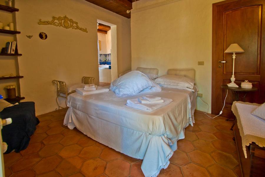 1 dormitorio con 1 cama con toallas en Bed and Breakfast Tenuta Palmieri en Cersuta di Maratea