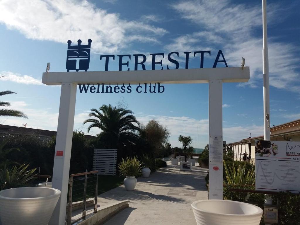 una señal para un club de bienestar en una acera en TERESITA WELLNESS CLUB en Viareggio