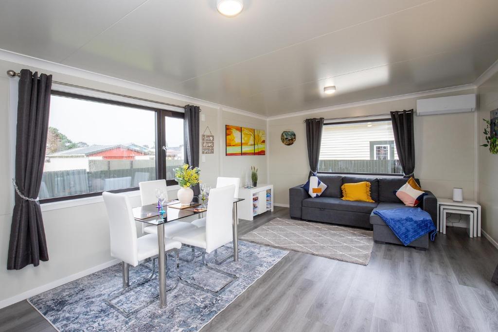 韋斯特波特的住宿－Affordable Modern Accommodation，客厅配有沙发和桌子