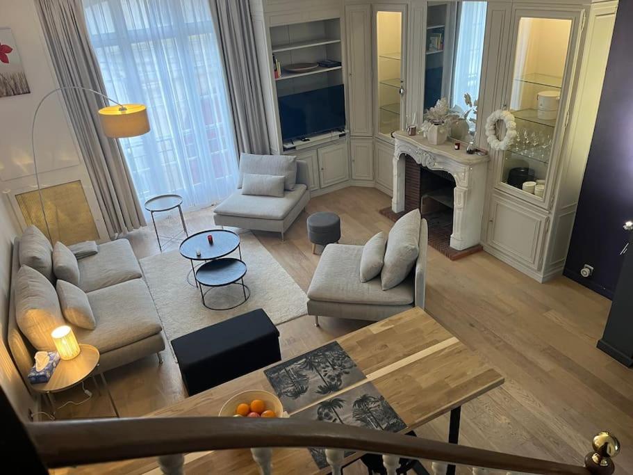 een woonkamer met een bank en een tafel bij Centre Maison appartement 100 m de la plage 150 m du port in Les Sables-dʼOlonne
