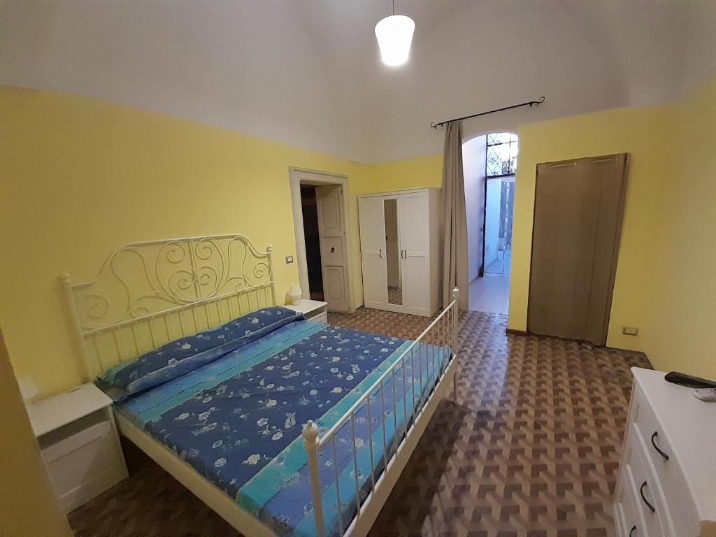 ein Schlafzimmer mit einem großen Bett in einem Zimmer in der Unterkunft Sweet Home in Leverano