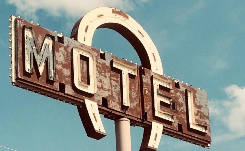 a sign for a motel on top of a pole at Horseshoe Bend Motel in Lovell