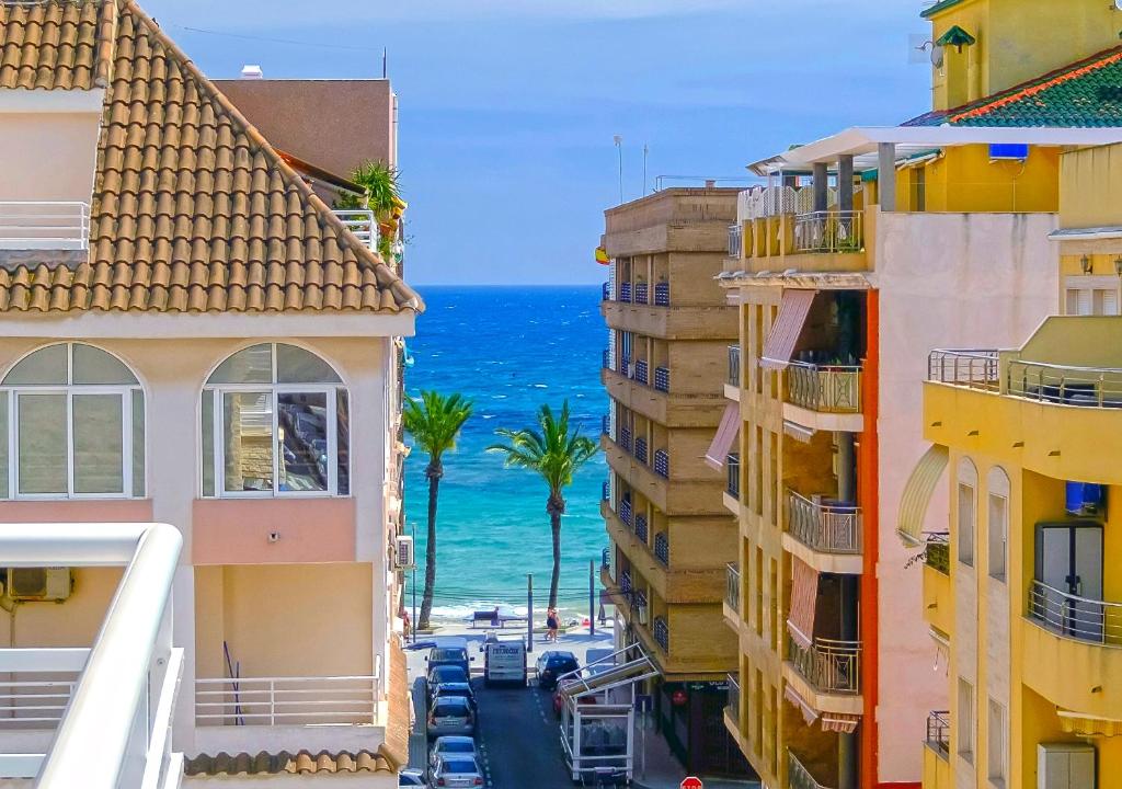 トレビエハにあるPenthouse la Paloma Playa del Curaの建物の間から海の景色を望めます。