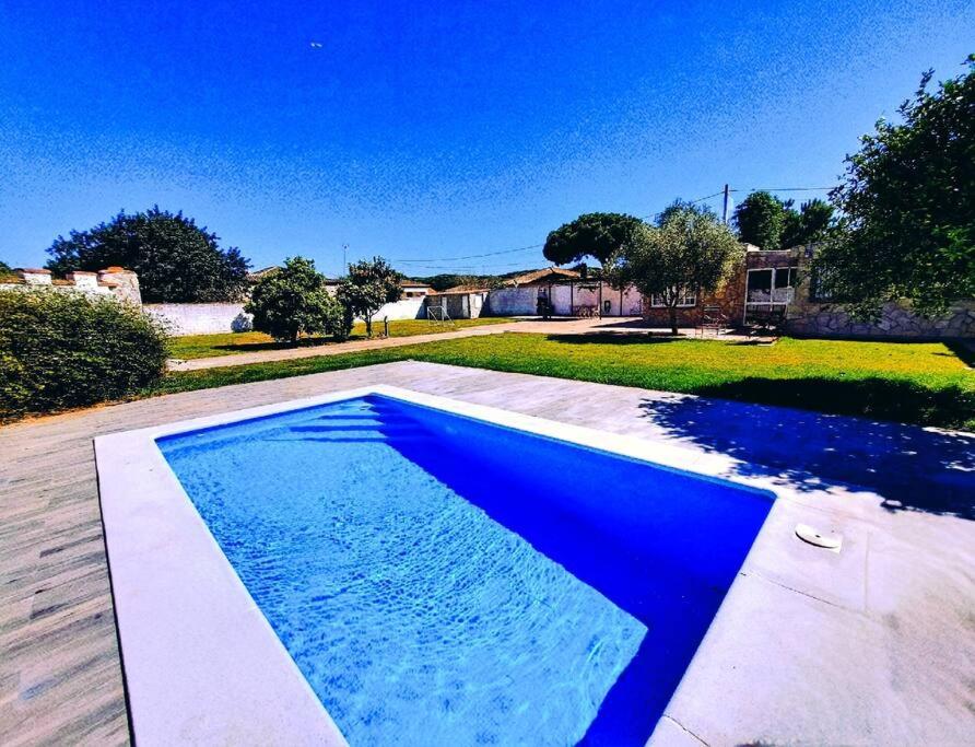 La alberca dentro o cerca de El Refugio