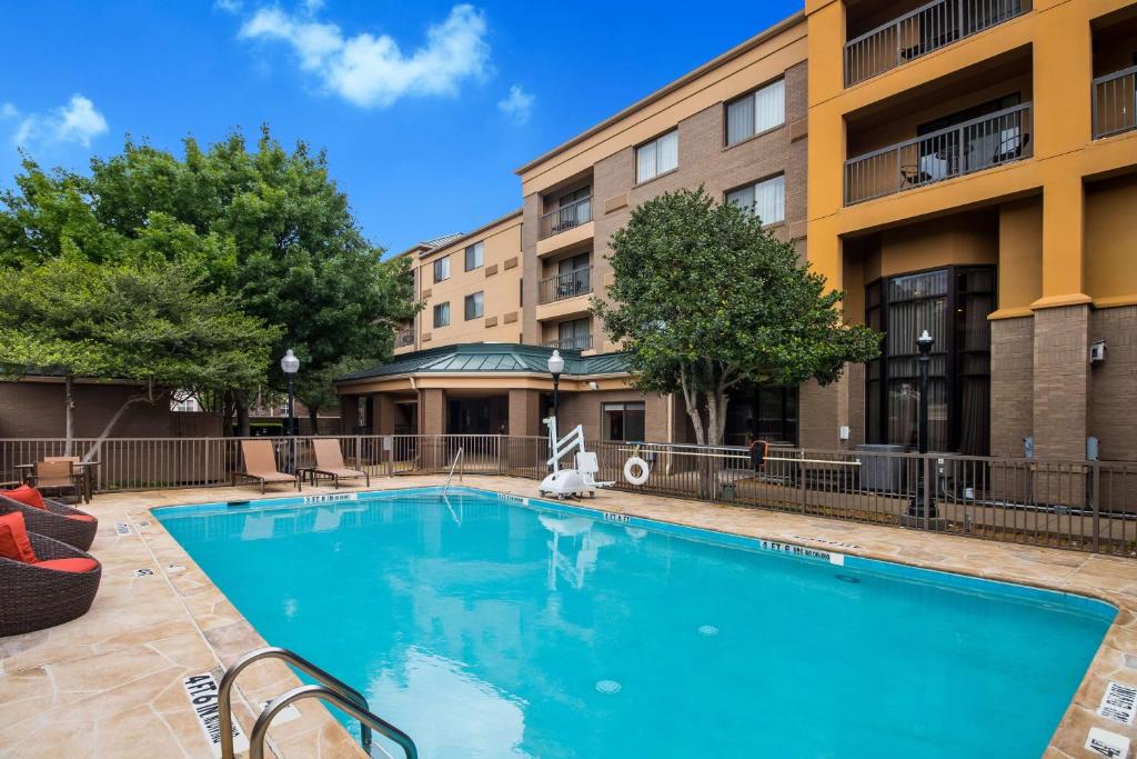 a swimming pool in front of a building at Sonesta Select Dallas Richardson in Richardson