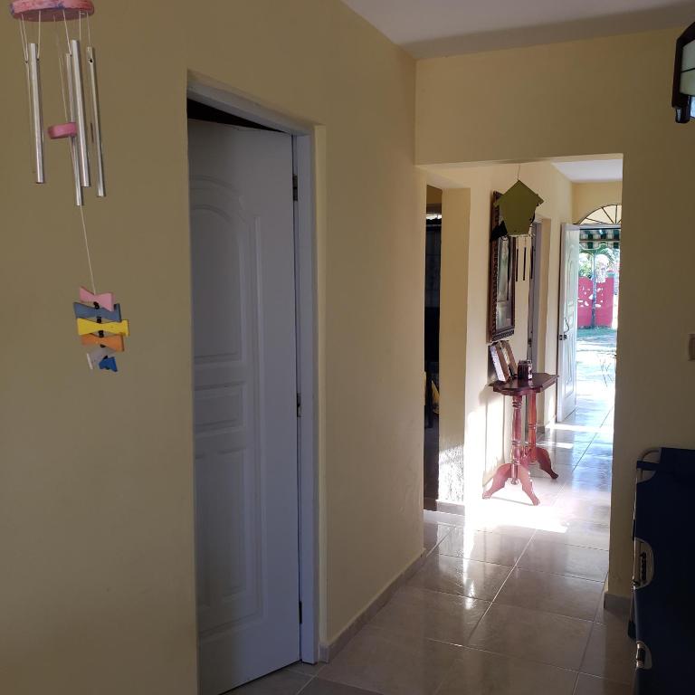 einen Flur mit einer Tür, die in ein Zimmer führt in der Unterkunft Villa Cecilia in Guerra