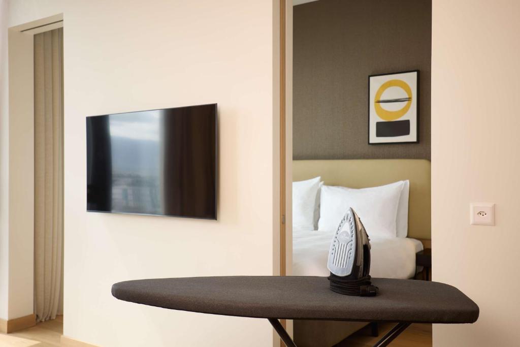 TV a/nebo společenská místnost v ubytování Adina Apartment Hotel Geneva