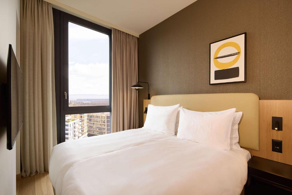 Postel nebo postele na pokoji v ubytování Adina Apartment Hotel Geneva