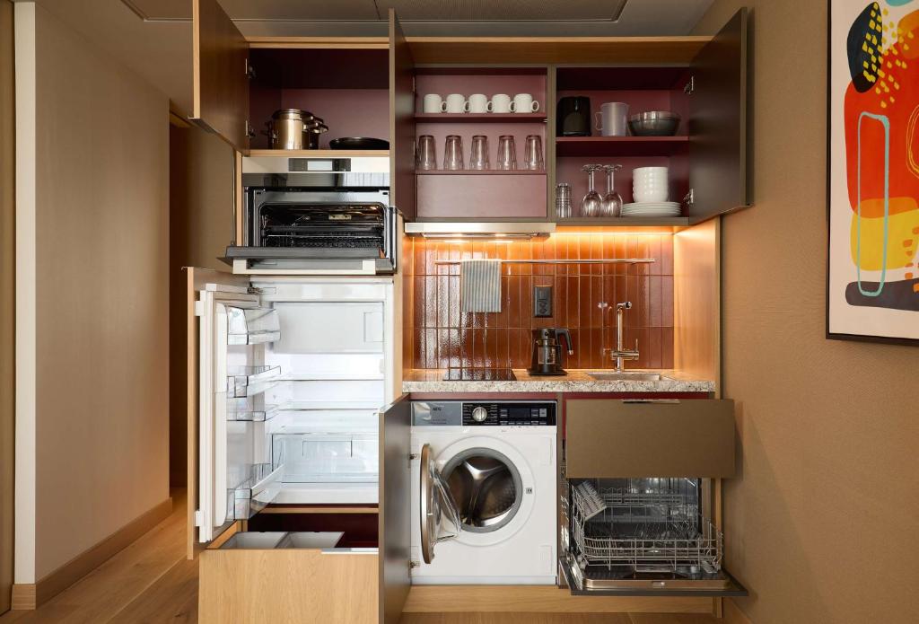 Kuchyň nebo kuchyňský kout v ubytování Adina Apartment Hotel Geneva
