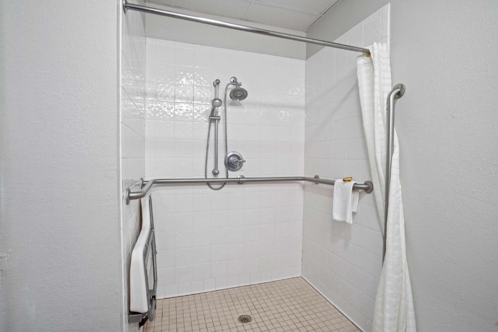 Blue Water Inn & Suites BW Signature Collection - King Room With Roll-In Shower - Disability Access