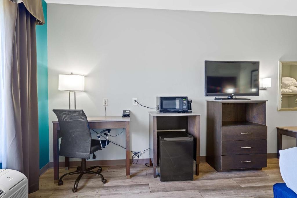 Blue Water Inn & Suites BW Signature Collection - King Room With Bath Tub - Disability Access