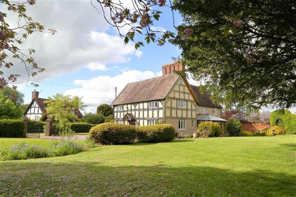 una casa grande con un césped verde delante de ella en Spenford House 1640 listed house Idilic Location pub walking distance, en Shrewsbury