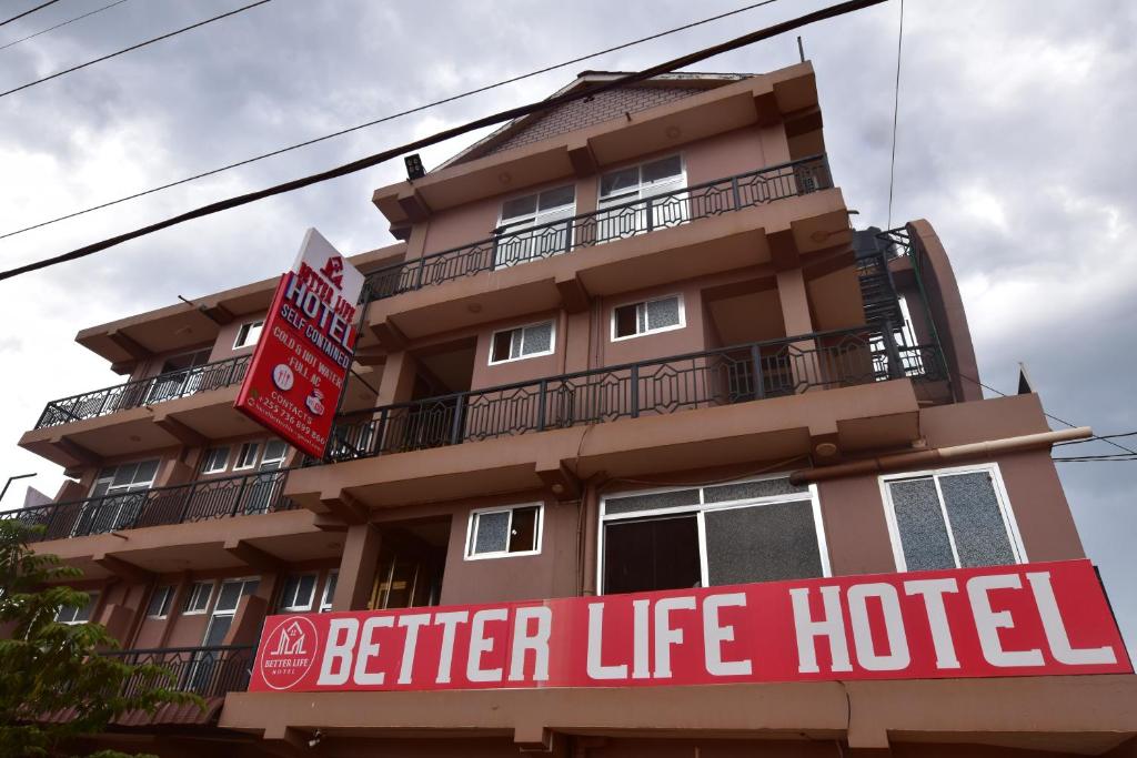 ein Gebäude mit einem Schild für ein besseres Hotel in der Unterkunft BETTER LIFE HOTEL KASULU 
