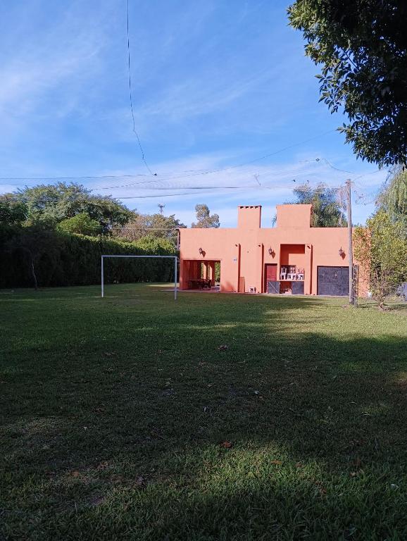um edifício com uma bola de futebol num campo em Casa quinta LA ESPERADA em Reconquista