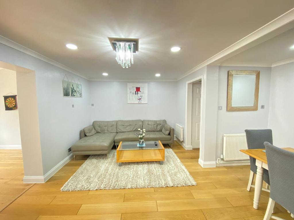 Hotel Three bedrooms house in Windsor, a living room with a couch and a table at Three bedrooms house in Windsor in Windsor